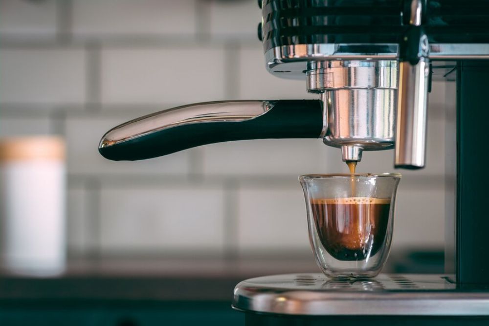 Cafetière avec une tasse de café