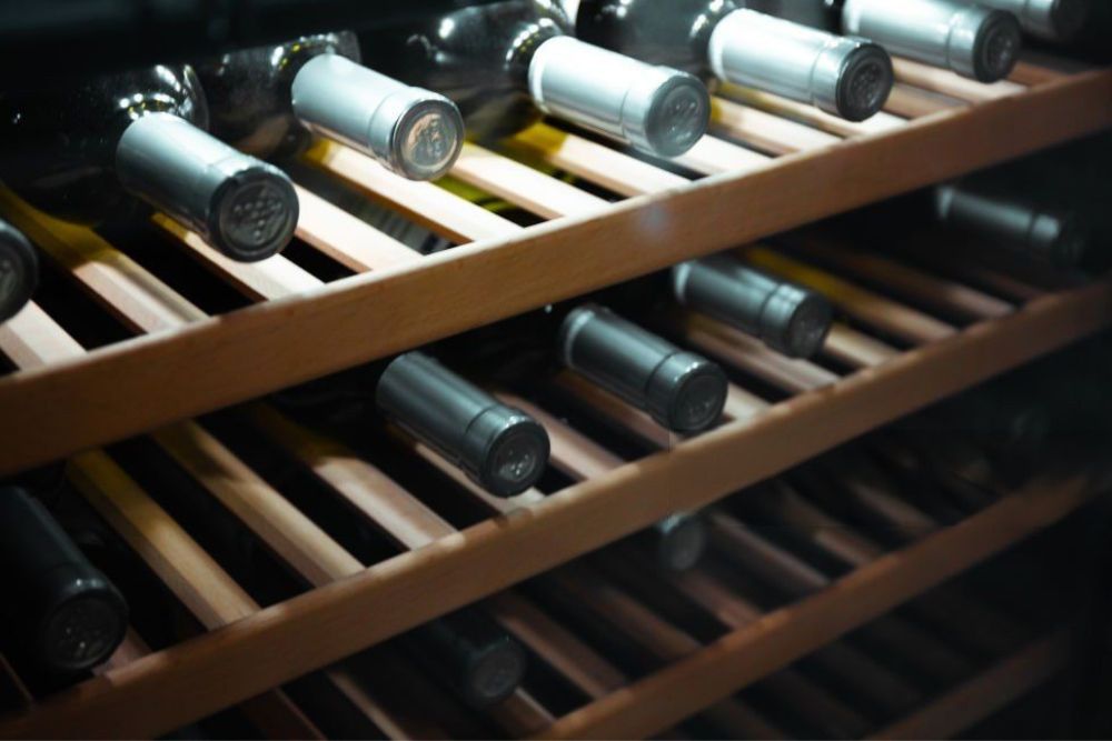 Bouteilles dans une cave à vin
